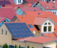 Dacher von Einfamilienhäusern, nur eines hat Photovoltaik