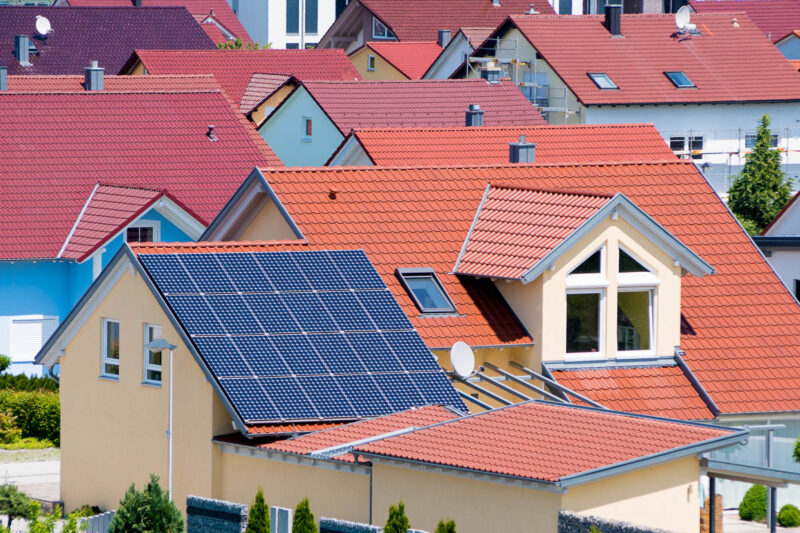 Dacher von Einfamilienhäusern, nur eines hat Photovoltaik