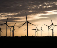 Windkraftwerke als Silhouette im Gegenlicht