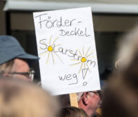 Plakat bei Demonstration: "Förderdeckel Solarstrom weg!" Gemeint ist der 52-Gigawatt-Deckel