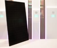 Das Full Black Doppelglas Solarmodul im Bild ist das neue Photovoltaik-Modul von 1Komma5°.