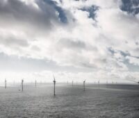 Offshore-Windpark im Schwarz-Weiß-Licht.