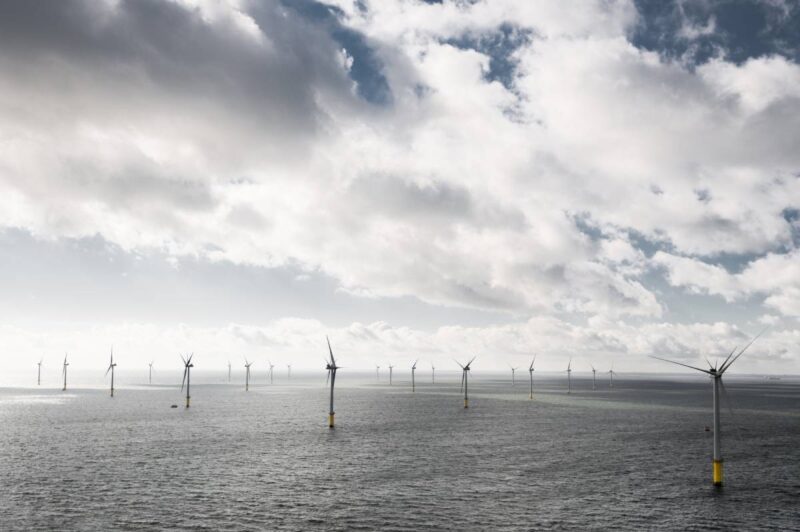 Offshore-Windpark im Schwarz-Weiß-Licht.