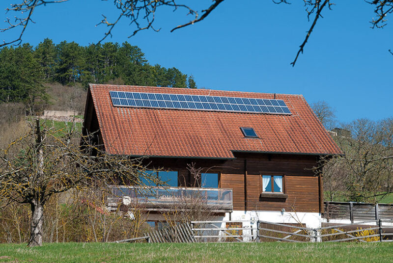 Photovoltaikanlage auf bayerischem Holzhaus
