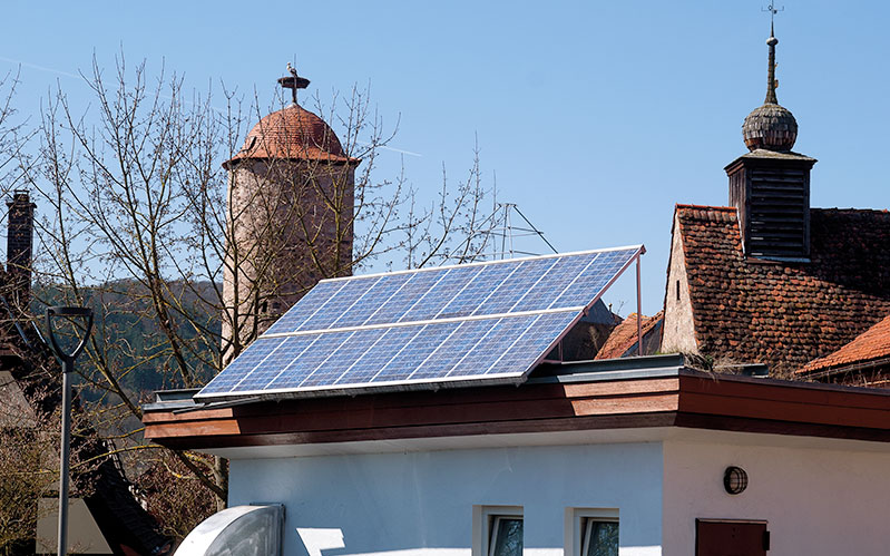 Photovoltaikanlage aus den 1990er Jahren auf dem Dach in einem Altstadtbezirk