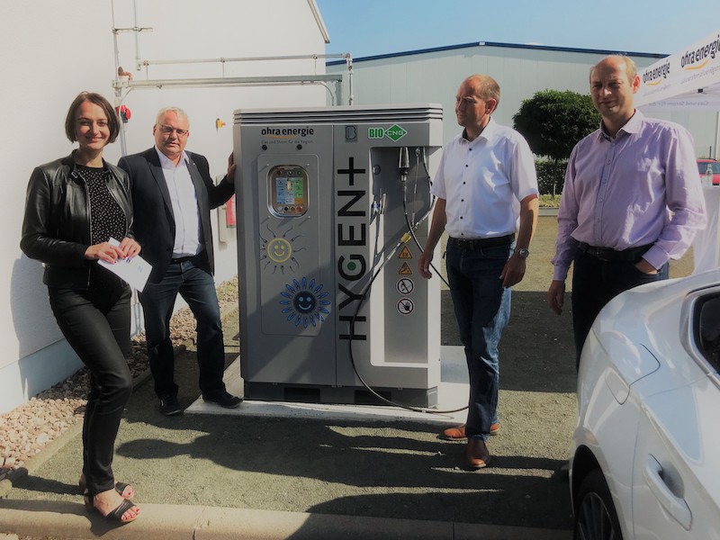 Vier Menschen, eine Tanksäule: Inbetriebnahme der Biogas-CNG-Tankstelle bei Ohra
