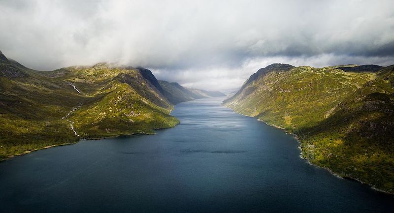 Blauer See zwischen grünen Bergen - Wasserkraf aus Norwegen