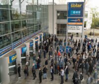 Menschenmenge vor dem Eingang der Messe München zur Intersolar / The smarter E