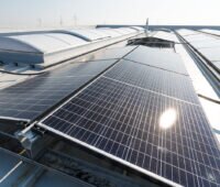 Photovoltaik-Anlage in Ost-West-Ausrichtung auf der Halle eines Gewerbebetriebs. Mit der Wachstumsinitiative plant die Ampel Direktvermarktung auch kleinere Anlagen und Ende der EEG-Vergütung .