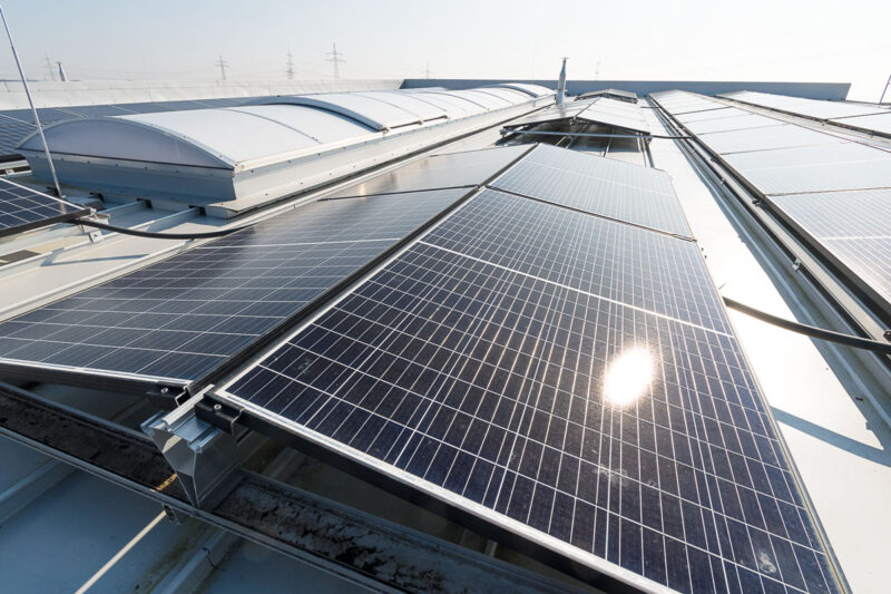 Photovoltaik-Anlage in Ost-West-Ausrichtung auf der Halle eines Gewerbebetriebs. Mit der Wachstumsinitiative plant die Ampel Direktvermarktung auch kleinere Anlagen und Ende der EEG-Vergütung .