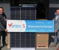 Zu sehen sind zwei Trina-Mitarbeiter mit dem neuen Vertex S Photovoltaik-Modul.