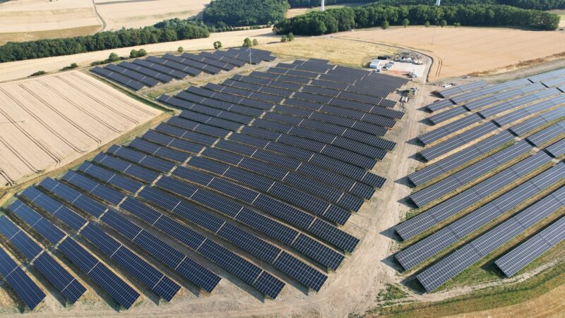 Im Bild der Photovoltaik-Solarpark Niederkirchen, das PV-Geschäft von Abo Wind läuft gut.
