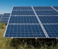 Zu sehen sind Photovoltaikmodule, wie sie beim Photovoltaik-Solarpark Leutershausen zum Einsatz kommen.