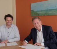 Zu sehen sind Dr. Thomas Treiling und Frank Ittermann, die für ABO Wind und die Green Gecco-Beteiligungsgesellschaft die Kooperation zum Ausbau der Photovoltaik-Solarparks im Nordwesten vereinbart haben.