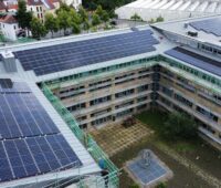 Im Bild eine Photovoltaik-Anlage auf dem Landratsamts Bayreuth, die Region Bayreuth ist Energie-Kommune des Monats.