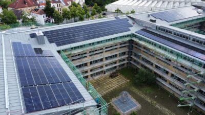 Im Bild eine Photovoltaik-Anlage auf dem Landratsamts Bayreuth, die Region Bayreuth ist Energie-Kommune des Monats.