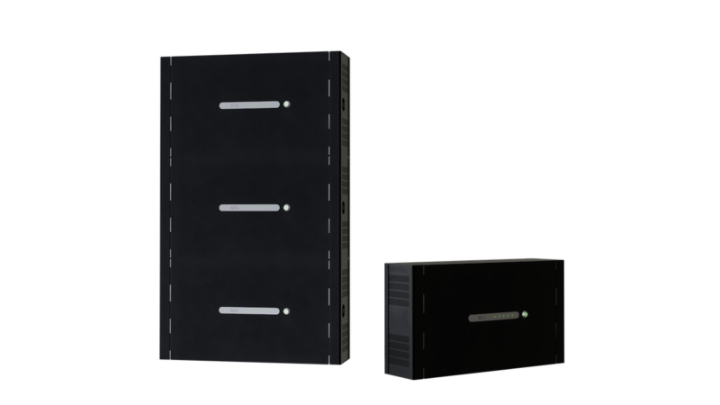 zwei schwarze Kisten in unterschiedlicher Höhe - stapelbare AEG Batterie-Module für Solar Komplettsysteme