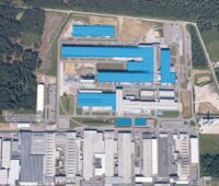 Luftbild von Dächern eines Industriebetriebs aus großer Höhe.