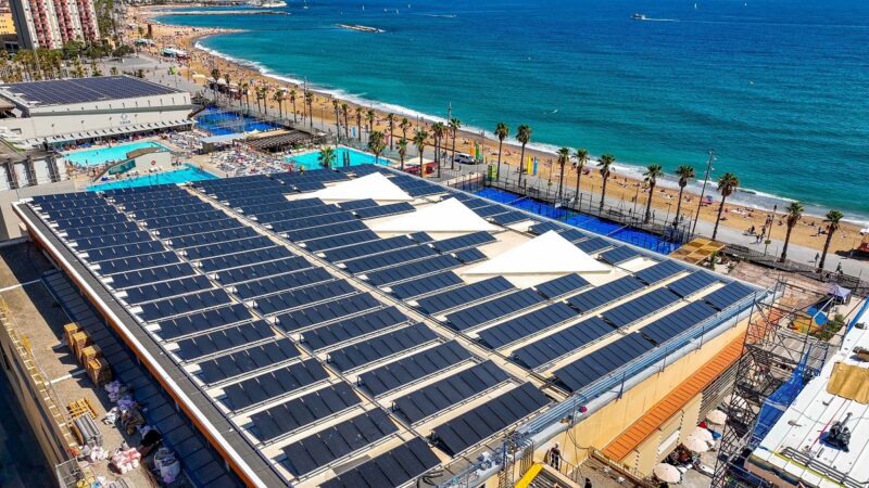Im Bild eine Solaranlage in Barcelona, die PVT-Module von Abora Solar enthält.