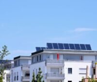 Mehrfamilienhaussiedlung mit Photovoltaik auf den Dächern.