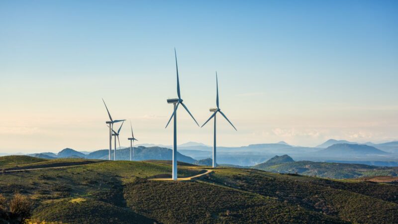 Windparkl in hügeliger Landschaft.