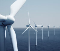 Ein Reihe von Windkraftanlagen auf dem Meer
