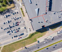 Luftbild von Suparmarkt-Dach und Parkplatz: hier ist noch viel Platz für Photovoltaik