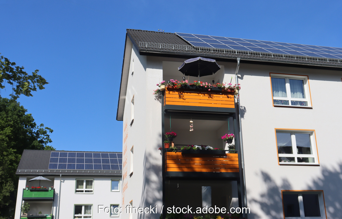 Zwei Wohnhäuser mit Photovoltaik-Anlagen auf dem Dach - deren Betrieb profitiert von einer Steuerbefreiung.