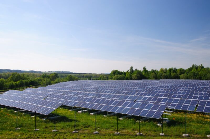 Eine Freiflächensolaranlage auf grüner Wiese