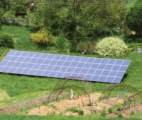 Aufgeständerte Photovoltaikanlage - Garten-PV- mit Gemüsebeeten im Vordergrund