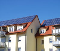 Mehrfamilienhäuser mit Photovoltaikanlage auf dem Dach