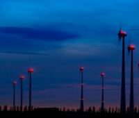 Dauerblinken bei Windkraftanlagen in der Nacht