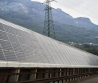 Lärmschutzwand mit Photovoltaik an einer Autobahn in den Bergen.