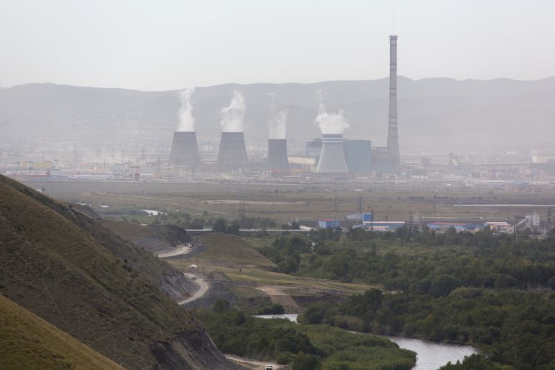 Ein Kohlekraftwerk stößt aus mehreren Schloten Dampf aus.