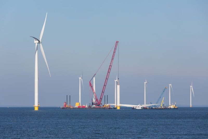 Windenergieanlagen auf See im Bau.