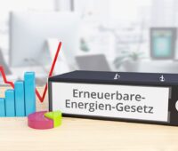 Grafik zeigt Aktenordner mit Aufschrift EEG sowie ansteigender roter Kurve.