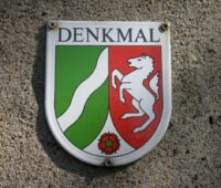 Denkmalschutzplakette mit dem Wappen NRWs