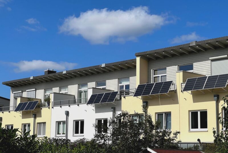 Reihenhaus mit Steckersolar-Geräten.