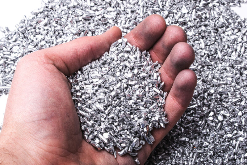 Silberpellets in einer Hand. Symbolbild für Silber als wertvollen Rohstoff.