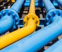 Gaspipelines blau und gelb gestrichen