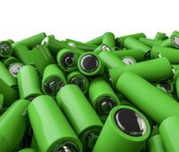 Ein Haufen grüne Batterien als Symbol für umweltfreundliche Batterie-Technologien.