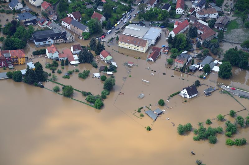 Luftbild eines Dorfes mit Hochwasser.
