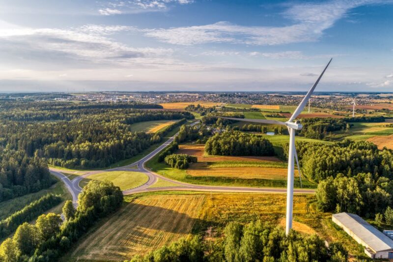 Windenergieanlage im Flachland.