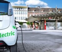 Ein Elektroauto auf einem städtischen Platz, das geladen wird.