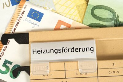 Hängemappe mit Aufschrift Heizungsförderung und Geldscheinen.