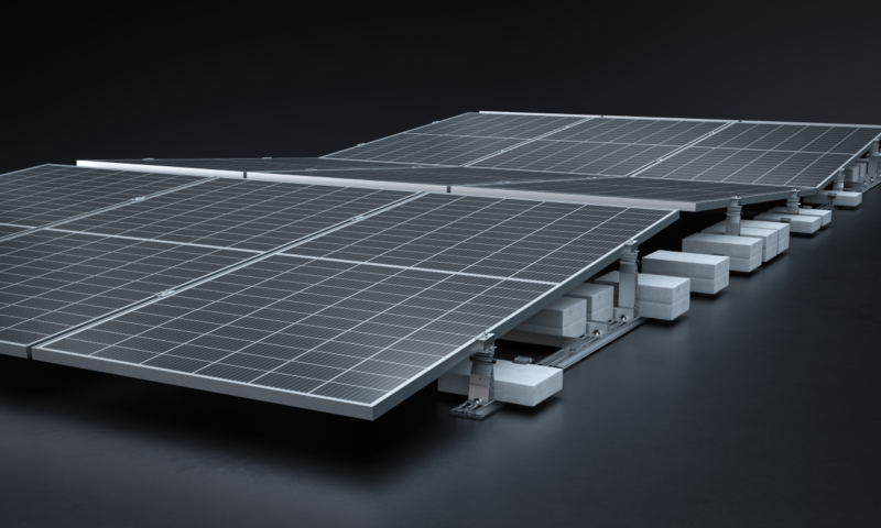 Gestellsystem auf ebener Fläche, um Solarmodule im Hochformat zu installieren.