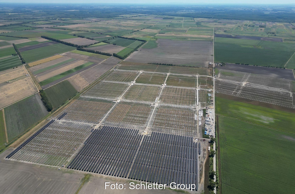 Im Bild die Agri-PV-Anlage in der Bauphase, Schletter hat ein Tracking System geliefert.