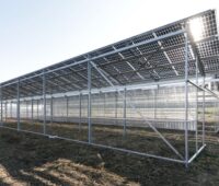 Agri-PV Anlage, d.h. eine Art Überdachung aus Photovoltaik-Modulen über einem Acker