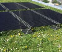 Im Bild sind die röhrenförmigen Solarmodule vom Agri-PV-Hersteller Tubesolar, die auch bei Gründächern zum Einsatz kommen können.