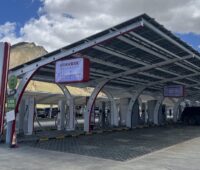 Im Bild die Photovoltaik-Anlage der Supercharging-Station im Everest-Nationalpark.